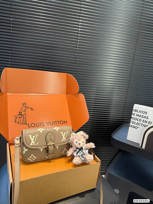 配飞机盒折叠盒子 迷你Lv法棍包 上身简单又舒服 源自中古包 Sologne 的改良版 整体保留了简洁的包身造型 一根肩带升级成了两根肩带 可以单肩腋下 也可以