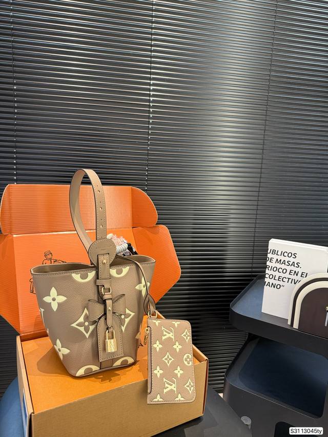 配飞机盒折叠盒子 盲猜这次Lv上新黑马是All In Bb Lv水桶 Lv尤物 尺寸 17 18 货号13045Ty