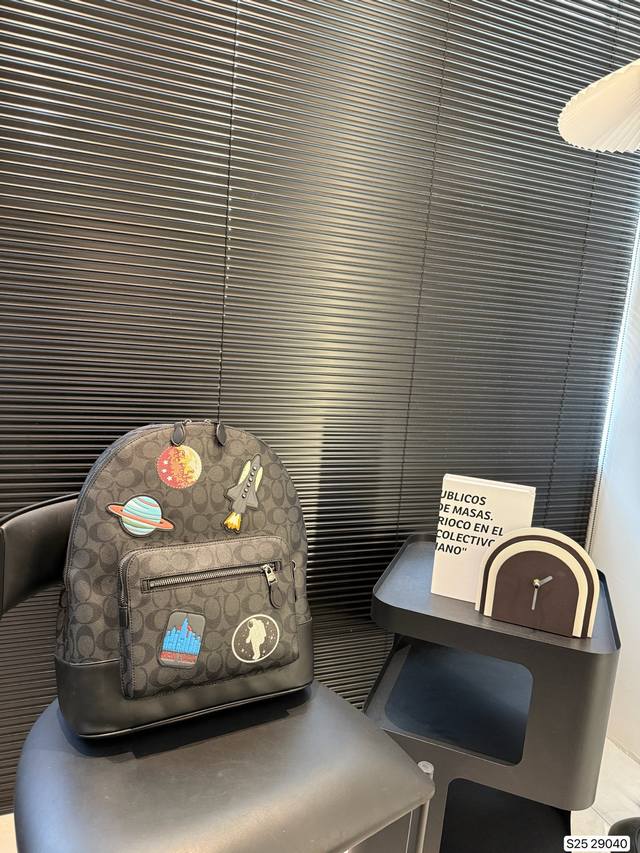 蔻驰双肩包 这款时尚功能背包是最适合都市活躍人士 它将运动袋形与独特的品牌细节元素结合 背都超好看哦 尺寸: 31 39货号29040