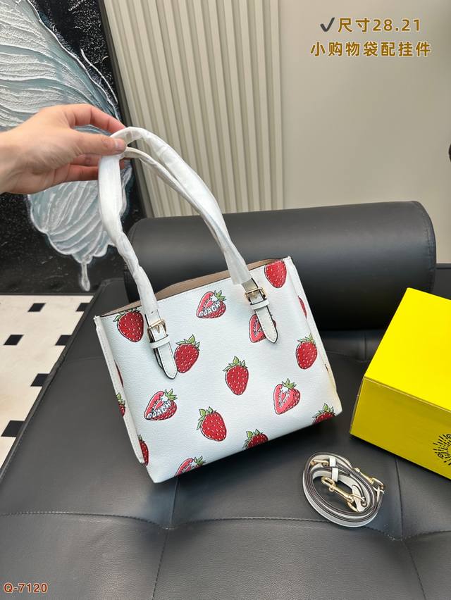 配礼盒 size: 28*21Cm 蔻驰5月新品印花草莓系列 小号托特包Mollie Tote等比例缩小版托特包 手拎小巧 但又有三个隔层 实用满分100 可以