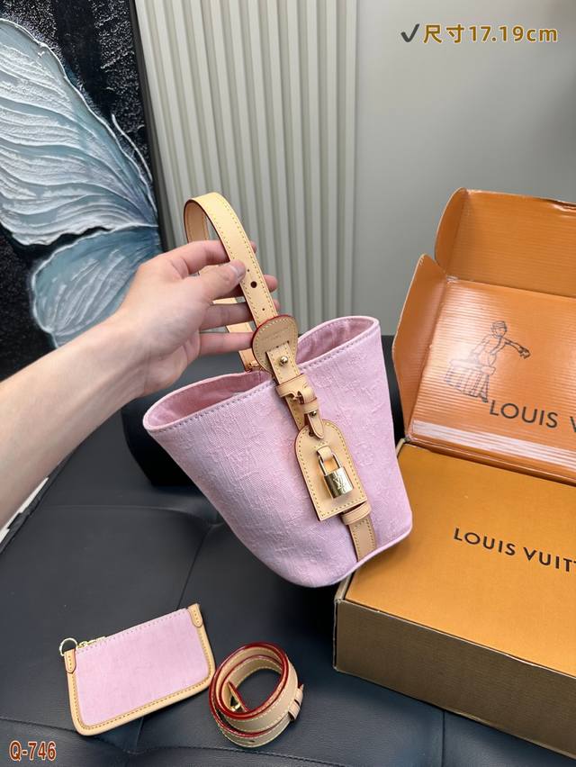 配折叠盒 lv新款牛仔水桶包百搭的版型很耐看又实用的大容量 双肩带更可以满足不同的穿搭需求 让你随意搭配出不经意的高级感哦Size: 17.19Cm