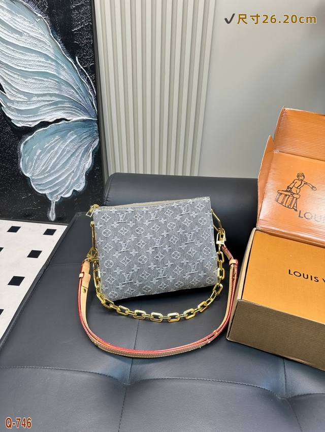 配折叠盒 lv Coussin 丹宁风琴手袋真的颠覆我对于广版包包的认知 关于广版包包的印象 我还一直停留一眼假的程度 直到最近看到朋友的这款Coussin丹宁