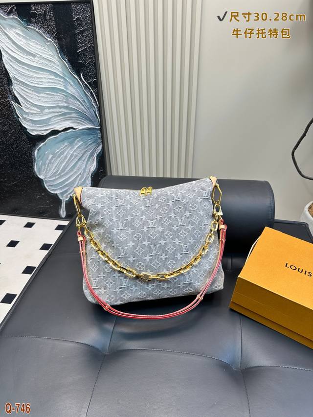 配折叠盒 尺寸30.28Cm lv 灰丹宁 Coussin手袋 海外限定款 解锁复古潮奢的摩登密码路易威登2025年全新灰丹宁Coussin手袋以海外限定姿态惊