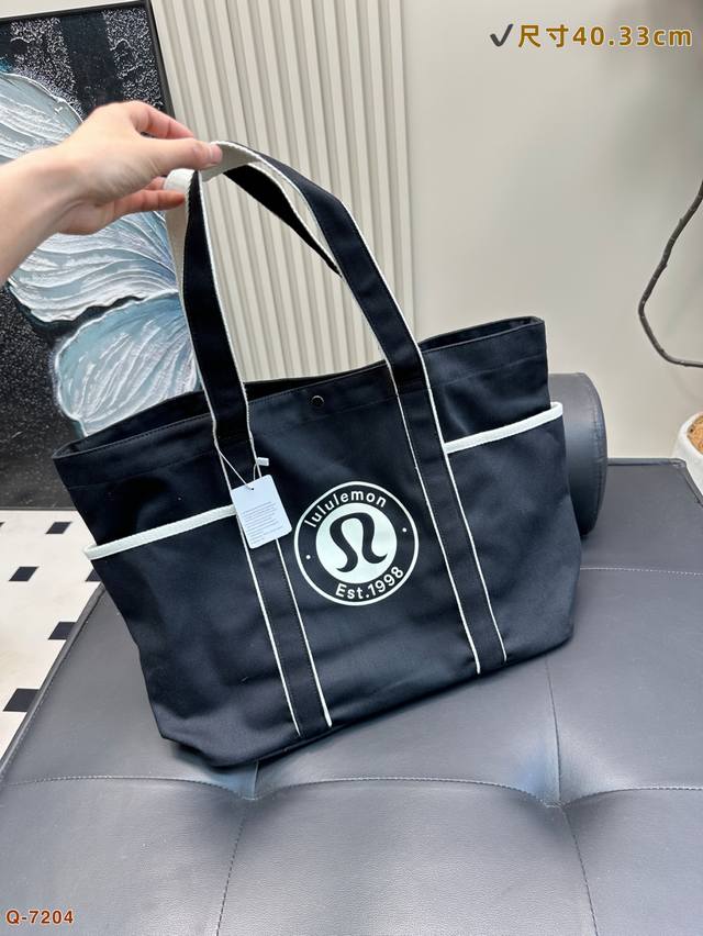 露露Lulu Daily 多口袋设计手袋 新款 多口袋托特包 大容量网球 瑜伽包我是真的觉得好用 推荐给有需要的姐妹们 外出游玩或者有去瑜伽 健身的都可以安排上