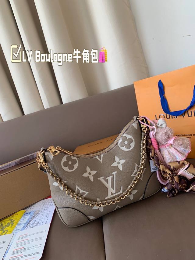牛皮版本 配丝巾 lv Boulogne邮差包 牛角包 新款的 Boulogne Size 对比之前小了 但完全不影响它的容量 设计上多加了金色链条 发8 增添