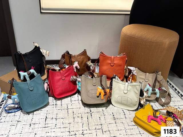 小号 配折叠盒子 爱马仕Hermas新款伊芙琳 Evelyne 爱马仕最小资的包袋 便宜又实用的一款斜挎包 适合小资白领女性 质量优异 穿孔H造型比较独特 辨识