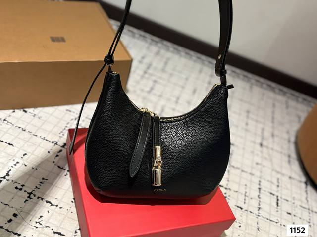 礼盒 芙拉 Furla .这款迷死万千少女心 虏获美称不断的包 美女们几乎一手一只 这款包包超级好看 一年四季都百搭 容量超大日常所需是Ok的 优美的一道圆弧