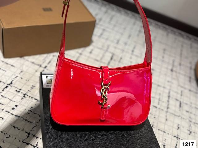 配盒子 Ysl圣罗兰Hobo漆皮腋下包 今天的这只方方正正的腋下包又是满满的惊喜呀摸_上去皮质丝滑触感让人一不小心就上瘾除了好质感设计也十分特别以70年代复古手