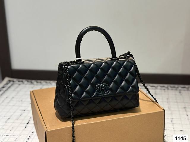 背一辈子的必备 香奈儿 Coco Handle 一你们期待已久的香奈儿 Coco Handle小号到货啦 这款包包一经推出就备受时尚圈青睞 不愧是香奈儿的爆款单