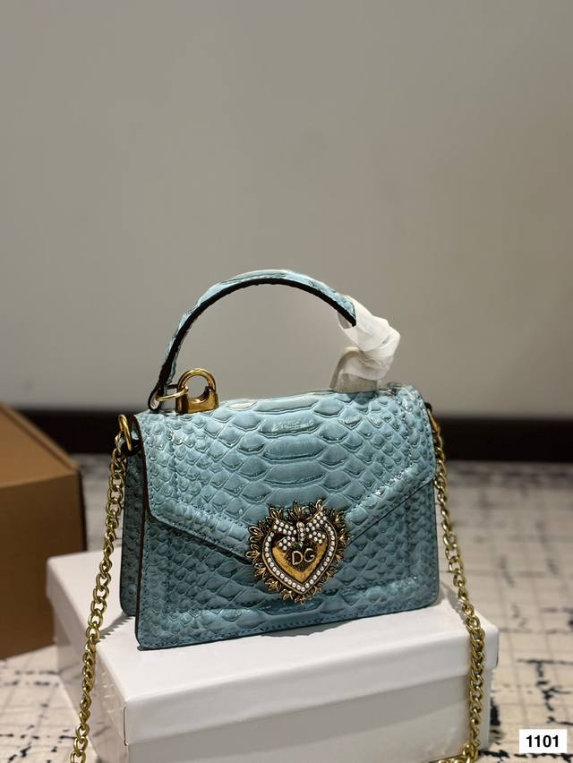 配盒子 Dg杜嘉班纳链条包 包包实在是太太太温柔了 拿在手上少女感十足 仿佛时间停滞在听你诉说你们的故事~高级感满满 #杜嘉班纳Dg 尺寸19.17