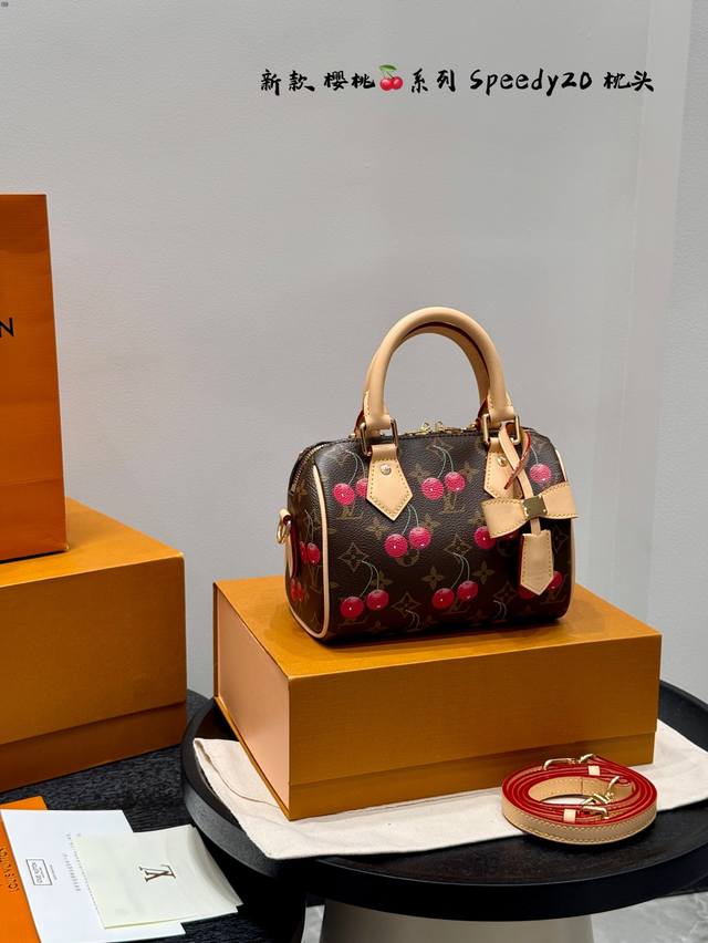 全套礼盒包装 lvspeedy20樱桃枕头包 是谁把可爱背出了街 手提枕头包 lv与村上隆的联名限量款 樱桃与经典老花的结合 让包包又可爱又俏皮 少女感满满 尺