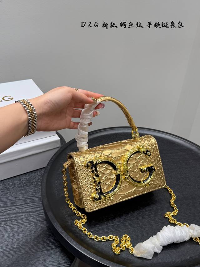礼盒包装 尺寸18.10Cm 杜嘉班纳Dg 手提链条包 devotion皮革包 优雅的代名词 超级好看 可单肩可斜挎 超实用的一款 容量很Ok 轻松装纳日常随身