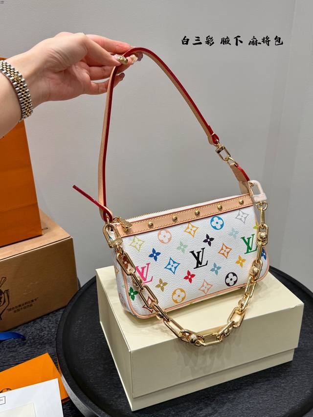礼盒 搭配变色皮 芯片版 lv 新款白彩铆钉腋下麻将包 2025村上隆联名白三彩[麻将包] 备受期待的村上隆终于来啦此次联名将Monogrammulticolo