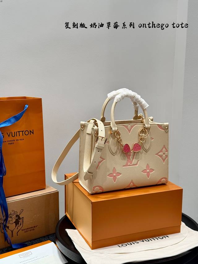 礼盒包装 搭复刻版 搭配草莓挂件 钢五金 size 25*18Cm 小号 夏日樱花粉系列 奶油草莓 压花丛林托特质量超好 懂货来 整个包都是牛皮品质 真的是太高 礼盒包装 搭复刻版 搭配草莓挂件 钢五金 size 25*18Cm 小号 夏日樱花粉系列 奶油草莓 压花丛林托特质量超好 懂货来 整个包都是牛皮品质 真的是太高