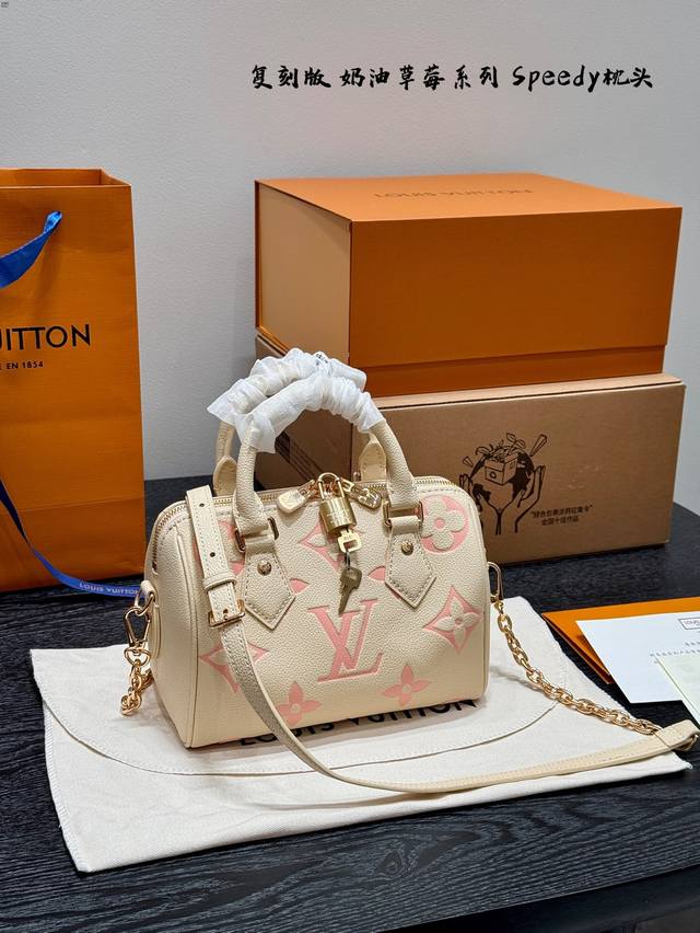 全套礼盒 尺寸20.14Cm lv Speedy20枕头包 奶油草莓系列 小仙女们看过来 奶呼呼的软软的 颜值超高很百搭 可甜可酷可优雅 轻松驾驭各种风格 满足