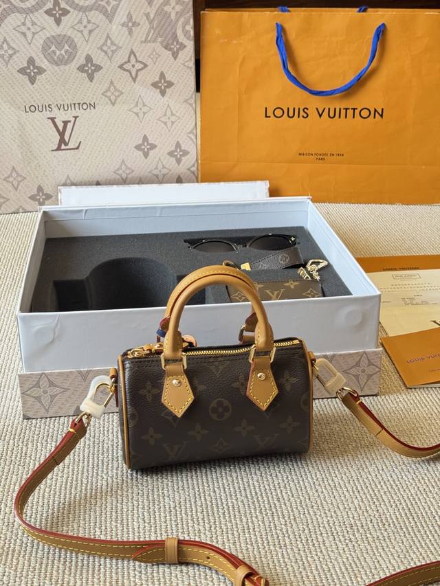 套盒 lv Nano Speedy 16 枕头包 lv 新款系列 枕头包 手袋,全网首发 Lv Speedy Nano 枕头包这款Retiro 手袋以标志性 经