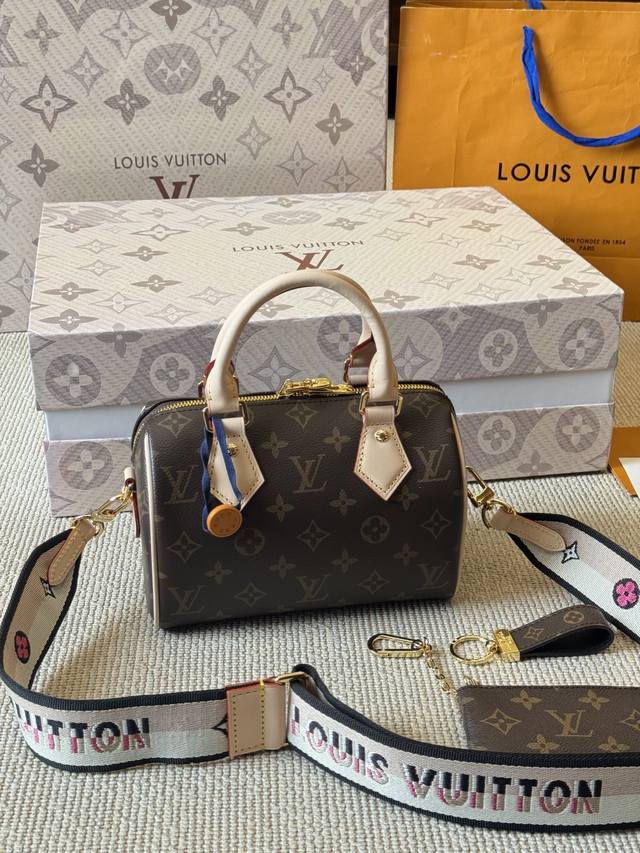 套盒 lv Speedy 20枕头包 lv 新款系列 City Keepal手袋,全网首发 Lv Speedy Nano 枕头包这款Retiro 手袋以标志性