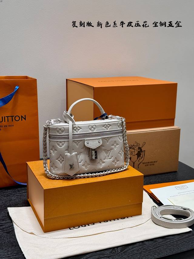折叠盒飞机盒 复刻版 新色系 全钢五金 新款来啦 lv Nice 浅灰色压花 Vanity化妆包 搭配pick链条复古精致 还有一条长肩带 小巧爱却容量惊人 手