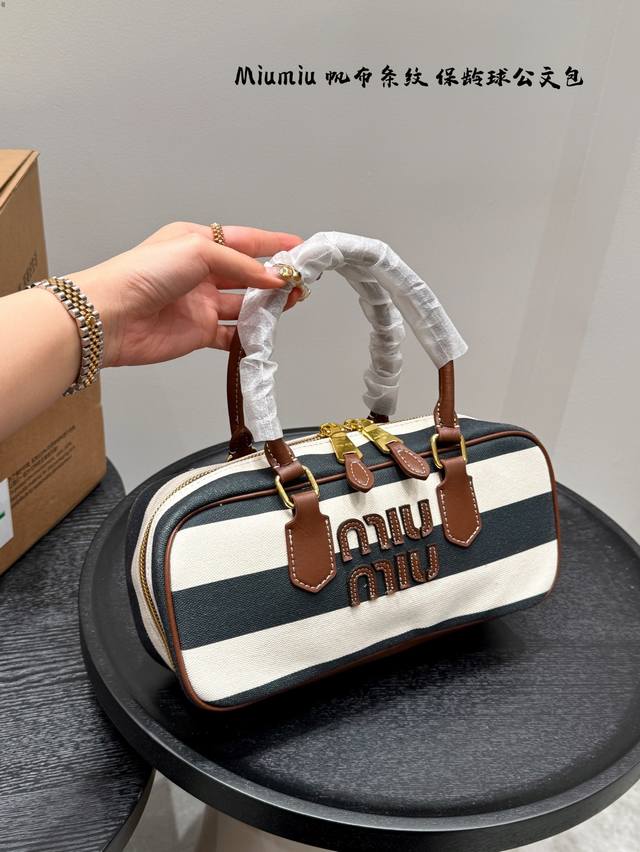 尺寸28*12Cm miumiu缪缪帆布保龄球包 缪缪Miumiu 保龄球限定款Hobo也太太太好看了 质感很高级 容量超级大也很耐用 日常出街背它回头率百分百