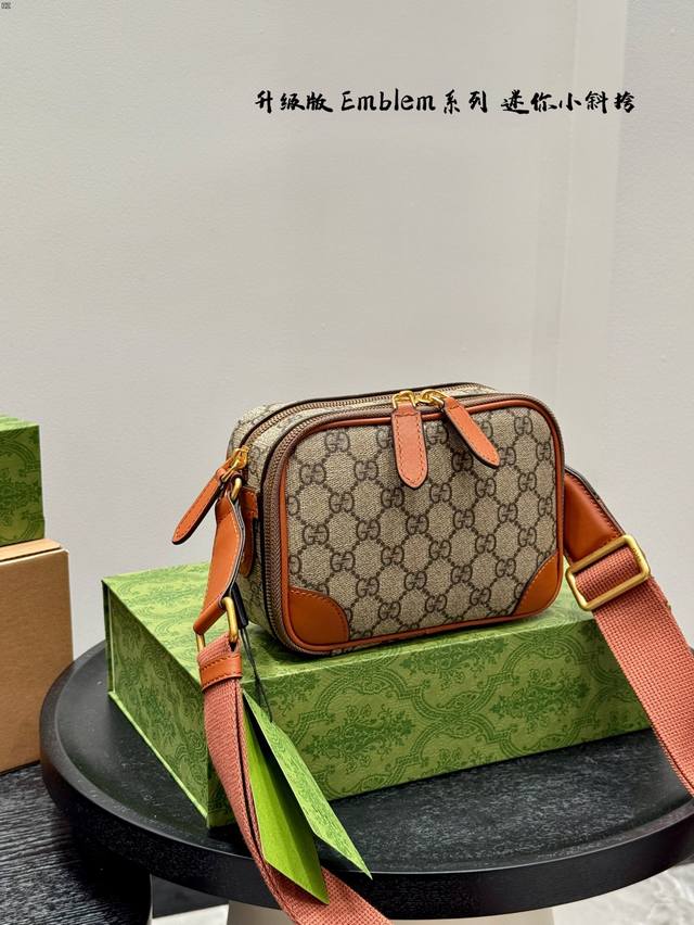 礼盒包装 gucci Emblem男士迷你相机包斜挎包小方包 这款新款Gg Emblem系列 经典耐看 大小刚好 实用也很轻巧 也容易搭配各式穿搭 尺寸 20