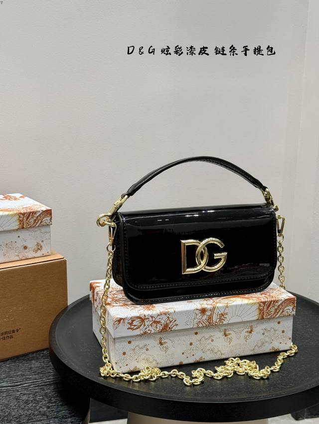 配盒子 dg杜嘉班纳 炫彩漆皮手提链条包 包包实在是太太太温柔了 拿在手上少女感十足 仿佛时间停滞在听你诉说你们的故事~高级感满满 #杜嘉班纳D&G 尺寸19
