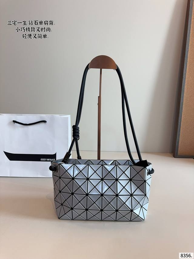 三宅一生 单肩背斜挎包 不要错过 绝对不会翻车的一款手机包 小身材大容量小小的一只简直太可爱 新出的马卡龙色系必备单品尺寸 23*8*15Cm