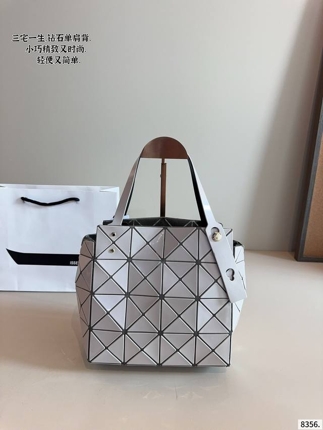 三宅一生 购物袋 太可爱了一年四季必备款 尤其是春夏 不用多说 和我一样喜欢三宅一生的一定理解美包在手的心情真是无比激动啊 包治百病太有道理了......喜欢就