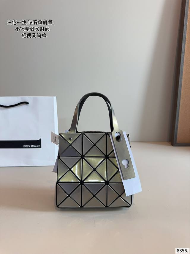 三宅一生 购物袋 太可爱了一年四季必备款 尤其是春夏 不用多说 和我一样喜欢三宅一生的一定理解美包在手的心情真是无比激动啊 包治百病太有道理了......喜欢就