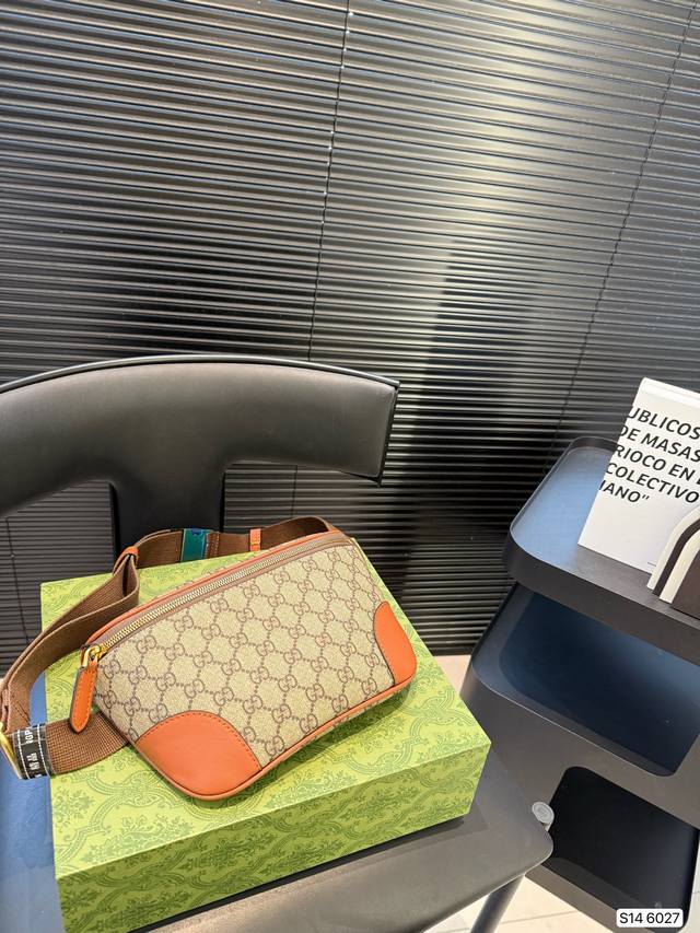 配折叠盒子 酷奇胸包 永恒不过时的标志性产品 今年Gucci最爱的款式 实用性非常高 完全不用担心穿搭 尺寸 26 16 货号6027 配折叠盒子 酷奇胸包 永恒不过时的标志性产品 今年Gucci最爱的款式 实用性非常高 完全不用担心穿搭 尺寸 26 16 货号6027