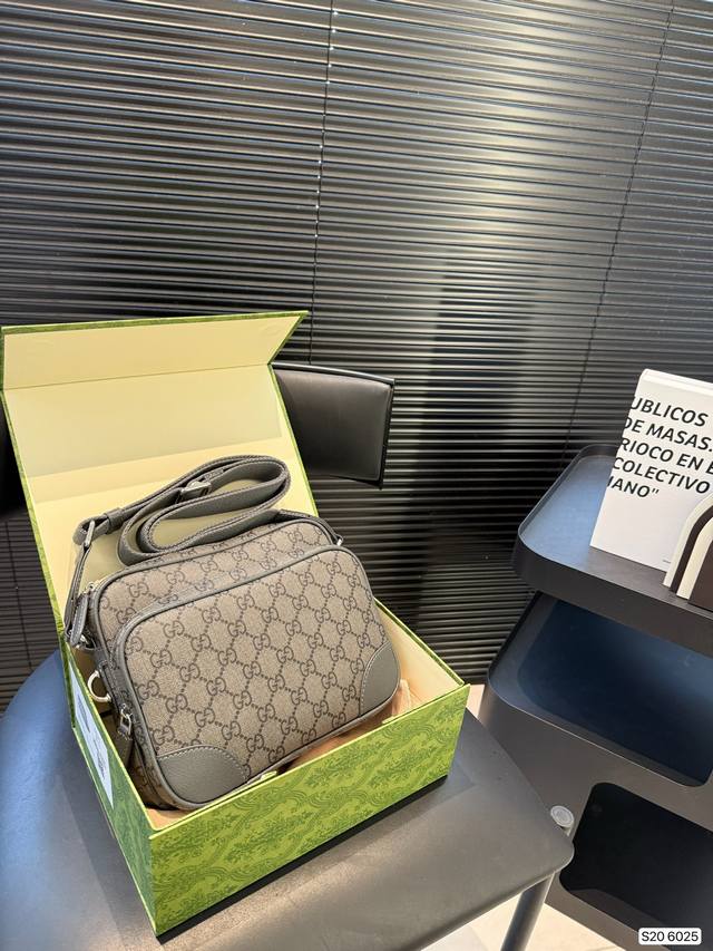 配折叠盒子 Lv男士邮差 男包分享0Louisvuitton单肩包 路易威登Louisvuitton比起非常火邮差包这一款Lv男士单肩包可以说非常低调了 这款呢