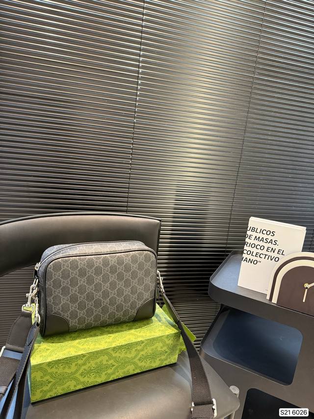 配折叠盒子 Lv男士邮差 男包分享0Louisvuitton单肩包 路易威登Louisvuitton比起非常火邮差包这一款Lv男士单肩包可以说非常低调了 这款呢