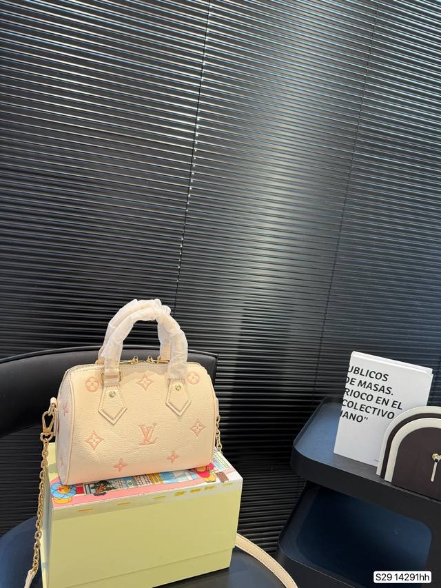 配折叠盒子 一整个少女心拉满的梦中情包 Lv Speedy枕头包 贵气而充满活力的品牌设计风格 细致而不粗糙.用完美搭配功力 衬托出你独特的个性尽显飞扬洒脱 尺