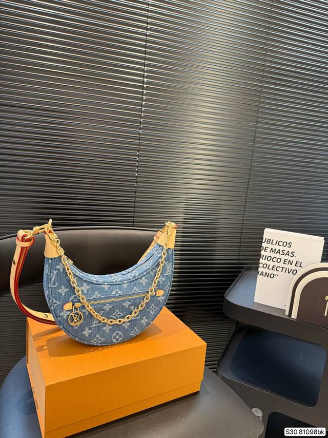 配折叠盒子 Lv牛仔豌豆包 腋下包 今年腋下包大火 但是这一只驴家豌豆包 才是腋下包的宝藏 背在腋下不大不小 不光有可人外表 空间也很喜人 更是百搭 一年四季都