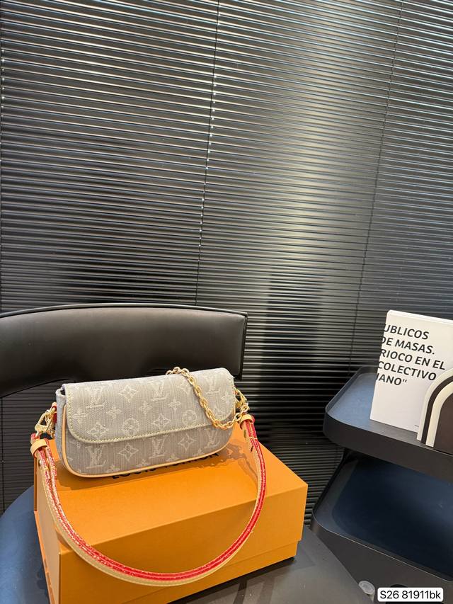 Lv 牛仔Ivy腋下包斜挎包 又酷又飒低调的奢华 可盐可甜 极致美感 绝美女孩就是你 尺寸 22 12 货号81911Bk