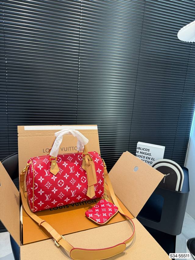 配飞机盒折叠盒子 Lv旅行袋本款Speedy Bandouli Re Monogram Leather 手袋为柔软粒面牛皮革包裹羊皮革内衬 以丝印Monogra