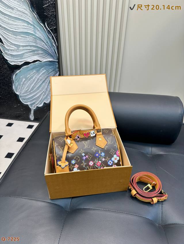 配全套礼盒 整个少女心拉满的梦中情包 Lv Speedy 枕头包 火遍全球的爆款机场大包 机车女神包 明星同款 贵气而充满活力的品牌设计风格 细致而不粗糙.用完