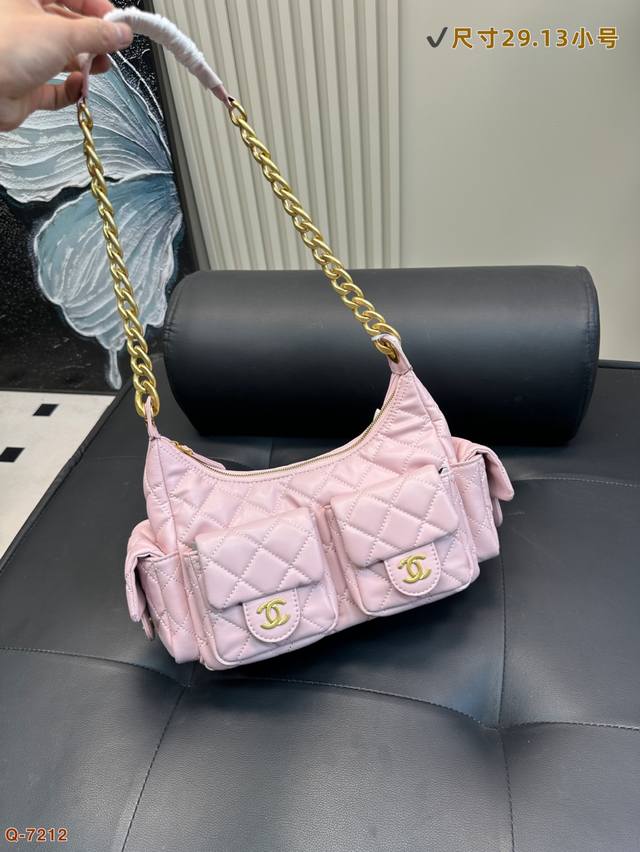 香奈儿Chaneljennie 同款Hobo包包真的吼吼看 羊皮纹真的不要太好看 多口袋菱格纹双肩 出行必备 上身真的咔咔出片 多口袋实用性超强 耐磨耐造上身造 香奈儿Chaneljennie 同款Hobo包包真的吼吼看 羊皮纹真的不要太好看 多口袋菱格纹双肩 出行必备 上身真的咔咔出片 多口袋实用性超强 耐磨耐造上身造