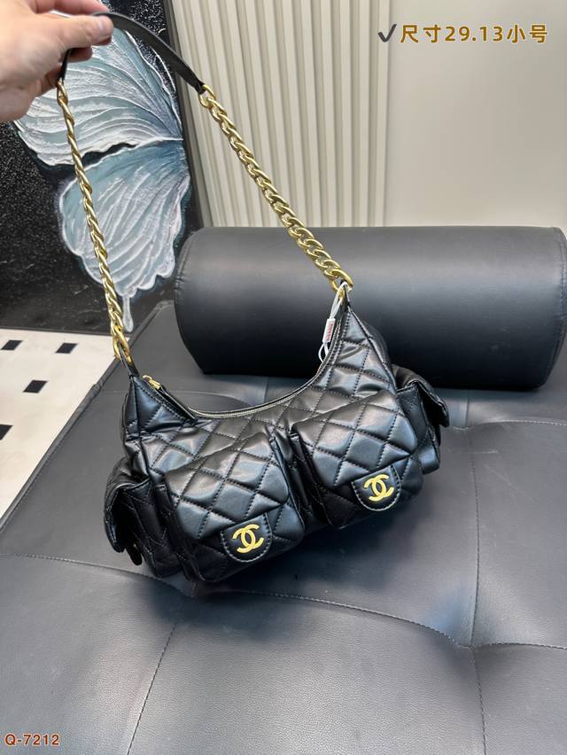 香奈儿Chaneljennie 同款Hobo包包真的吼吼看 羊皮纹真的不要太好看 多口袋菱格纹双肩 出行必备 上身真的咔咔出片 多口袋实用性超强 耐磨耐造上身造