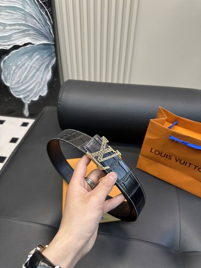 升级版 Lv 高版本 全钢带头 腰带 嘿哈 原单牛皮皮带 热门款 皮带里面最火的啦 质量很好 全套包装 五金绝对不褪色 皮带头和专柜一样的哦 配礼盒手提袋发票