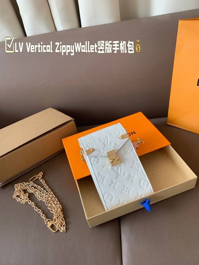 配挂件内置动态芯片全套包装 lv 路易威登Vertical Zippywallet竖版手机包 小小的背在身上就是个造型包超吸睛 不放手机的话可以放粉饼钥匙口红纸