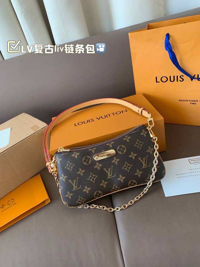 时髦精致带点复古风的链条包 经典老花打造 双拉链双间隔可细分收纳物品 正面五金铭牌增添亮点让整体设计更时髦出彩 配有五金链条和皮肩带 可自由转换背法造型 是小包