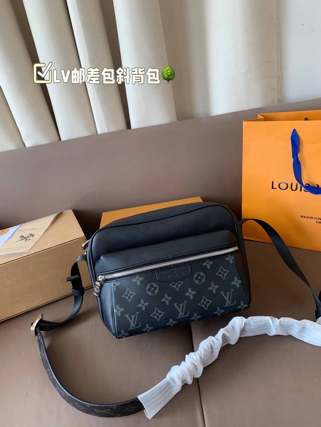 礼盒包装 lv邮差包 - 魏大勋同款邮差包 上身超帅气正面的银色拉链与金属件绘上精致细节 可调节肩带打造轻松背携体验 尺寸26*18