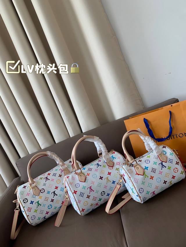 大 中 小 Lv枕头包 lv尤物人间白三彩真漂亮啊白三彩系列每一只都值得收藏 又可以搭配俏皮可爱下次想试试洒脱一点穿搭彩色老花 五彩缤纷的少女心满出来这只包适配