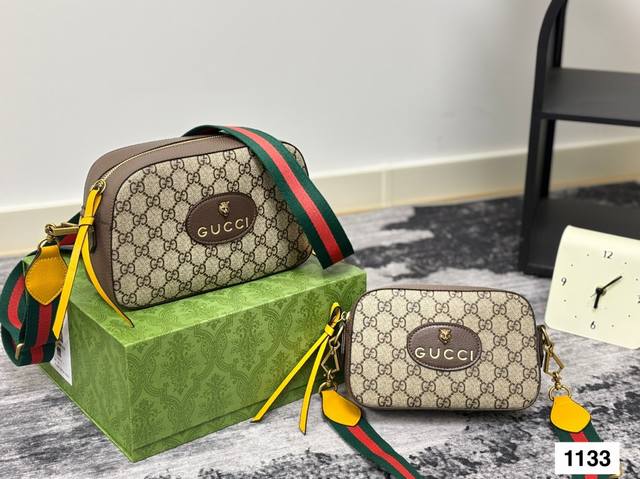 gg虎头相机包 原版花花内衬 内里钢印Logo 搭配简直是心跳的撞击 古铜色五金浓厚的复古风越用越有感觉 没有褪色这一说 宽阔的红绿织带是古奇最经典的品牌符号