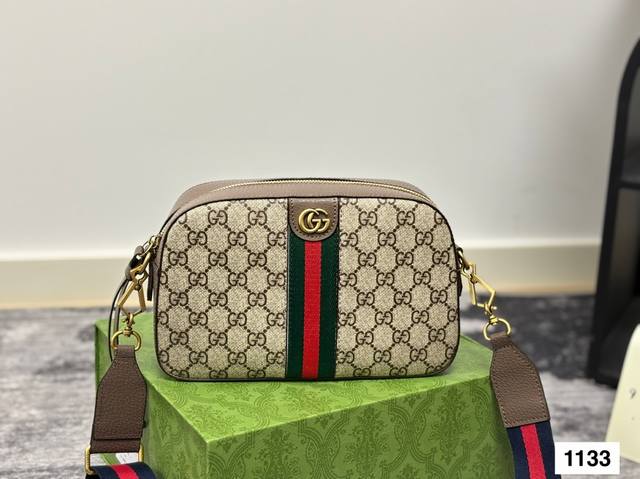 gucci Ophidia 相机包 配原版乌木色二层牛皮 这个款复古韵味特别浓 对版五金 原版内里 上身效果也超赞 主要以精致特别的五金来提升整体质感 Size