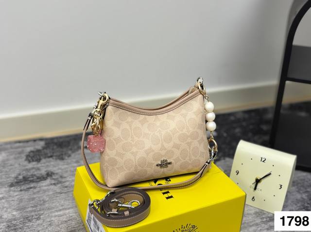 蔻驰Coach 想不到迷你号的流浪包这么可爱 迷你号的流浪包也太可爱 啦 小小的包身还是能容纳手机 肩带还是能腋下使用回 奶茶色绝对的百搭 真的拒绝不了的可爱