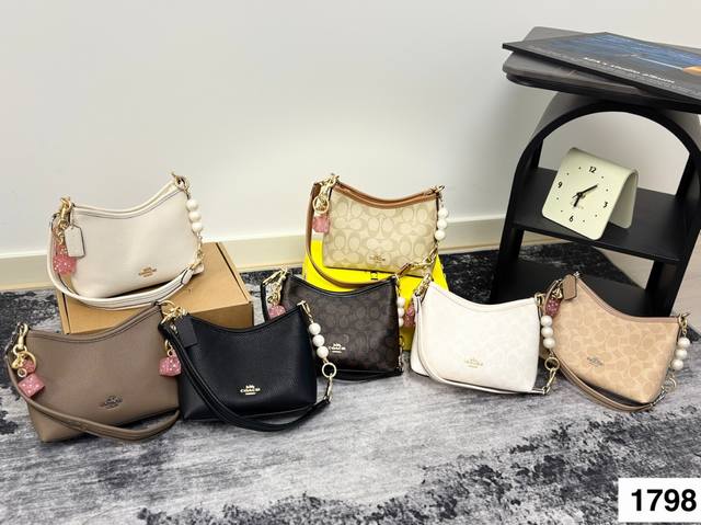 蔻驰Coach 想不到迷你号的流浪包这么可爱 迷你号的流浪包也太可爱 啦 小小的包身还是能容纳手机 肩带还是能腋下使用回 奶茶色绝对的百搭 真的拒绝不了的可爱