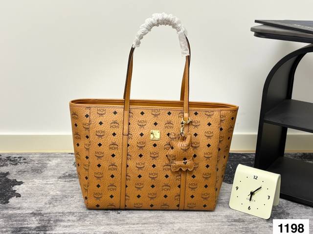 Mcm托特 新款 购物袋见过很多 简单大方 不得不说真的是超级惊艳 特别百搭 上身效果超好 感觉会精致优雅了好几个档次简约时尚