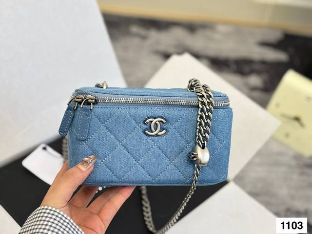 大号 小号 配盒子 情人节一香奈儿爱心金球化妆包 牛仔Anyways 这只就是情人节特供吧 爱心金球 双C上的小爱心 心心相印 女人总是被这种小细节拿捏一 金属