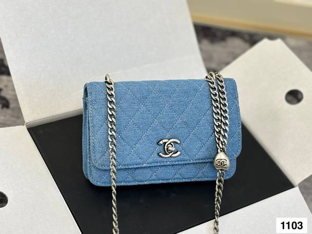 情人节一香奈儿爱心金球链条包 牛仔Anyways 这只就是情人节特供吧 爱心金球 双C上的小爱心 心心相印 女人总是被这种小细节拿捏一 金属链调节起来超 丝 滑